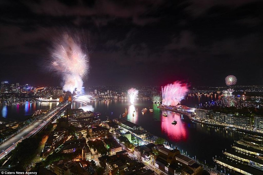 Πρωτοχρονιά 2015: Φαντασμαγορία πυροτεχνημάτων στο Σίδνεϋ (vid & pics)