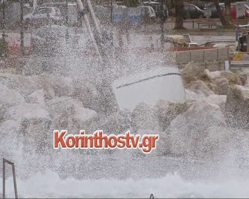 Ιστιοπλοϊκό έπεσε στα βράχια στο λιμάνι της Κορίνθου (Pics)