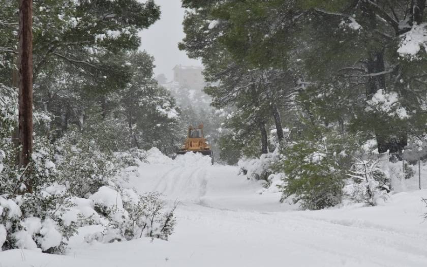 Καιρός: Κλειστοί δρόμοι σε Αλεποχώρι και Βίλια λόγω του χιονιά