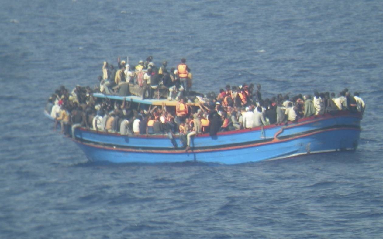 Ακυβέρνητο πλοίο με 450 μετανάστες πλησιάζει τις ακτές της Ιταλίας
