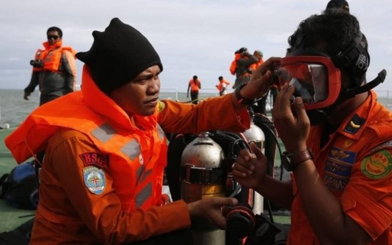 AirAsia: Αναζητούν τα μαύρα κουτιά στο βυθό της θάλασσας