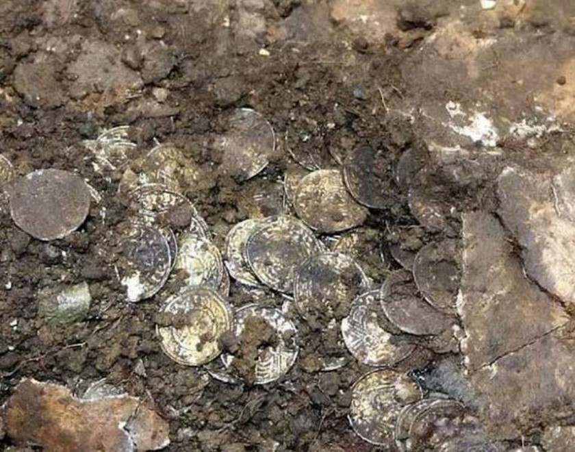Βρήκε 5.000 αρχαία νομίσματα αξίας 1 εκ. λιρών (pics)!