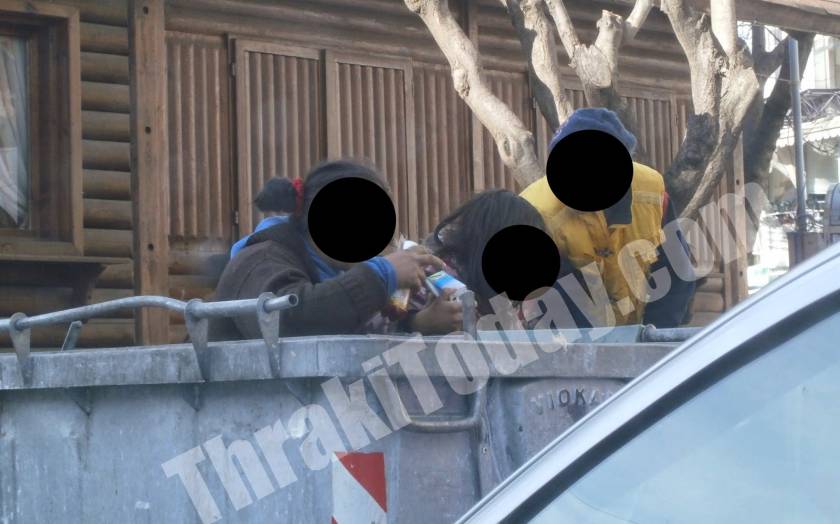 Η Ελλάδα του μνημονίου: Παιδιά τρώνε από τα σκουπίδια (pics)