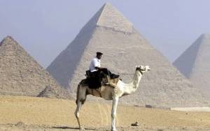 Ταχυδρόμος έλυσε (;) το μυστήριο των πυραμίδων της Αιγύπτου!