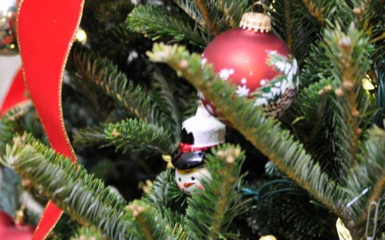 Βρέθηκε δαχτυλίδι αρραβώνων στο χριστουγεννιάτικο δέντρο αστυνομικού τμήματος