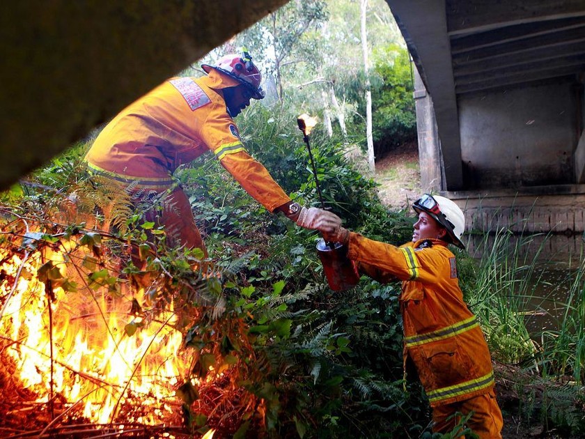 Αυστραλία: Μάχη με τις φλόγες δίνουν οι εξαντλημένοι πυροσβέστες (photos)