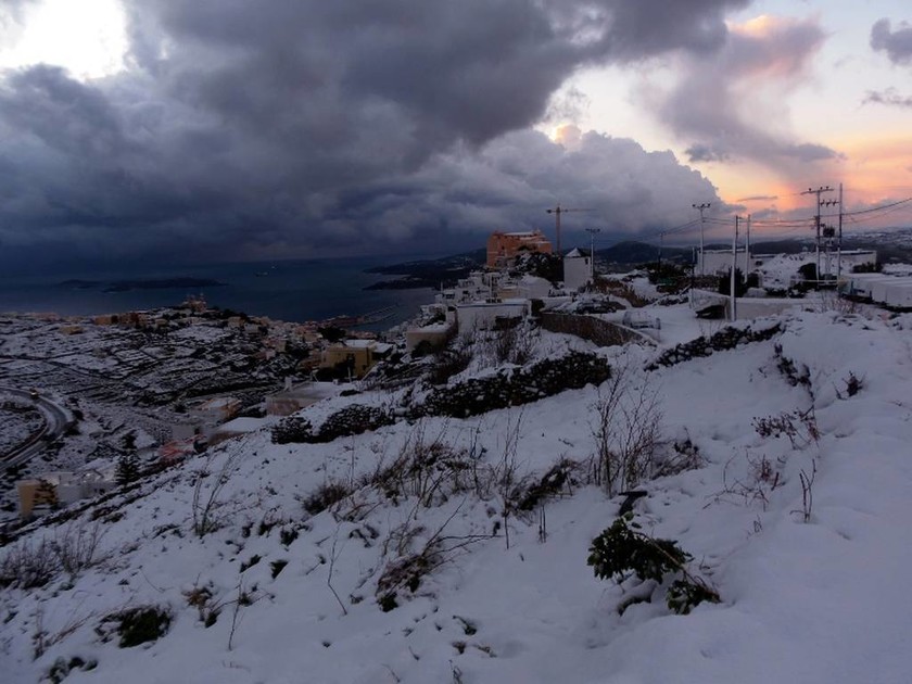 Καιρός: Εκπληκτικές φωτογραφίες από τη χιονισμένη Σύρο