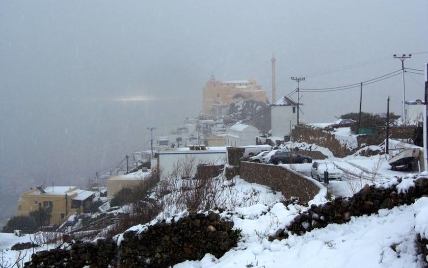 Καιρός: Εκπληκτικές φωτογραφίες από τη χιονισμένη Σύρο