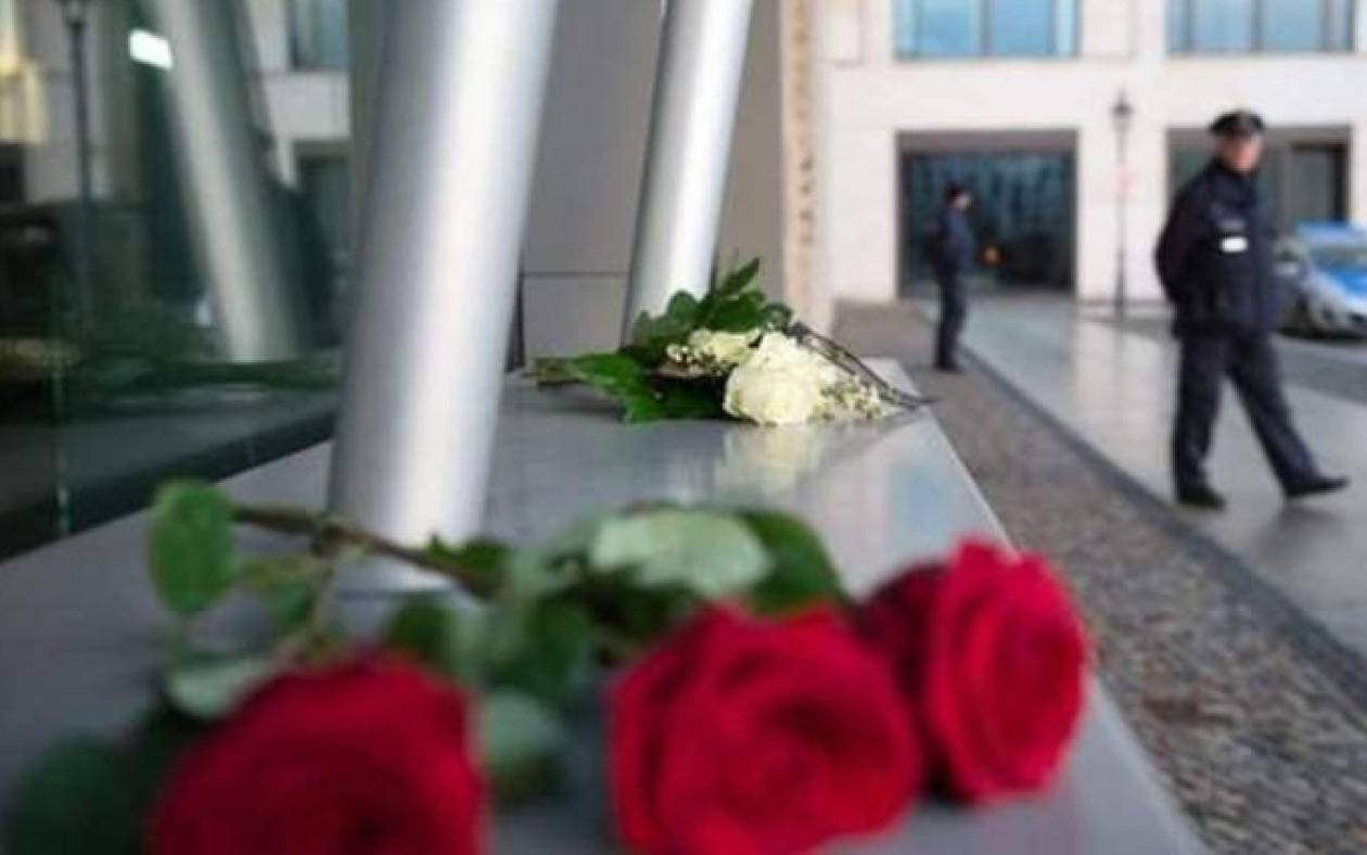 Charlie Hebdo: Με λουλούδια τίμησαν οι Βερολινέζοι τα θύματα του μακελειού