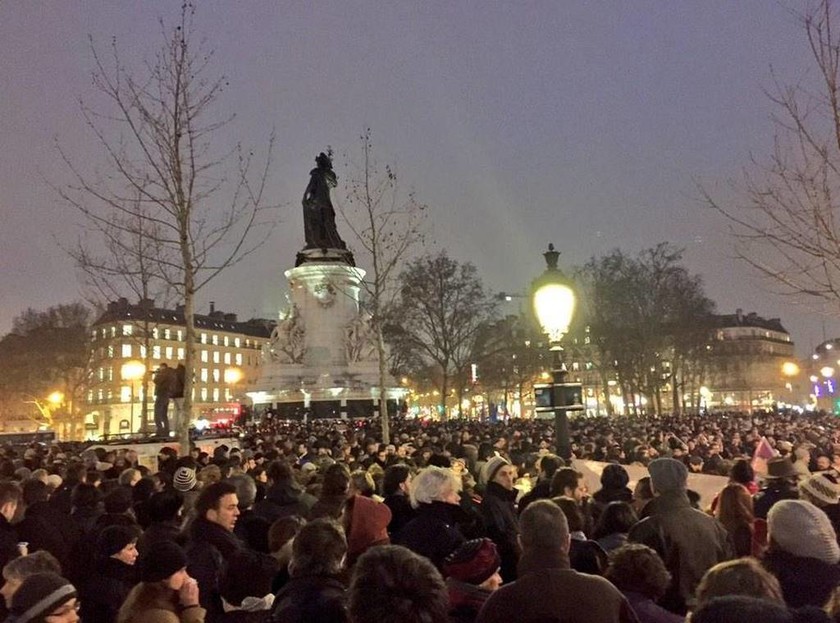 Charlie Hebdo: Η ελευθερία έκφρασης δεν πεθαίνει - Ηχηρό μήνυμα χιλιάδων πολιτών