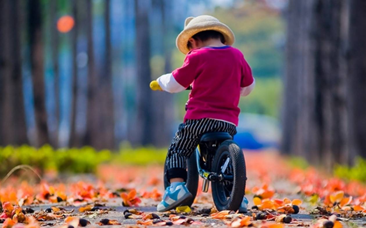 Μάθετε στο παιδί σας ποδήλατο με πέντε απλά βήματα (βίντεο)