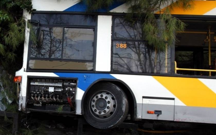 Τροχαίο ατύχημα στην Πάτρα – Σύγκρουση λεωφορείου με Ι.Χ.