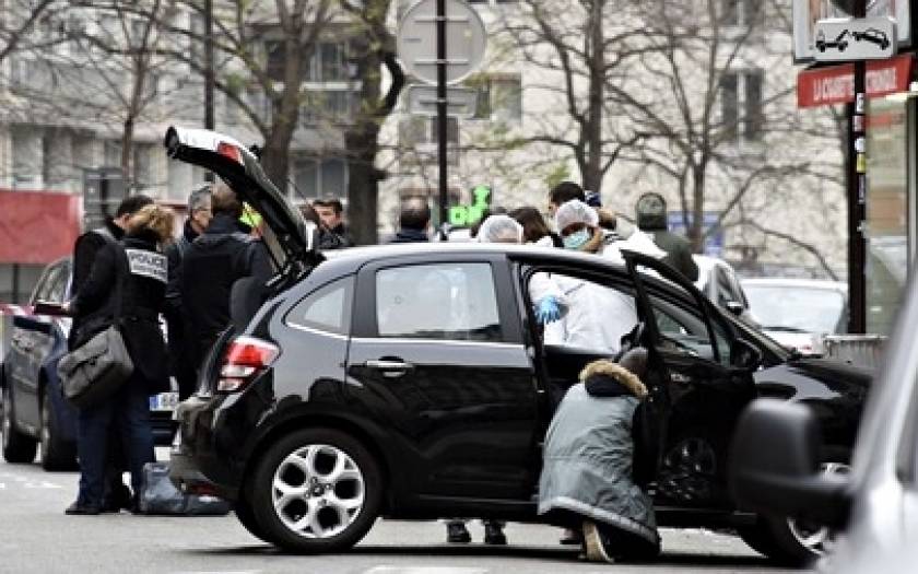 Charlie Hebdo: Σημαίες και μολότοφ στο εγκαταλελειμένο αυτοκίνητο