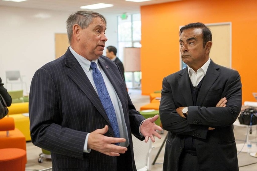 Ο πρόεδρος της Nissan Carlos Ghosn (δεξιά) μιλά με τον διευθυντή έρευνας του κέντρου Ames Pete Worden