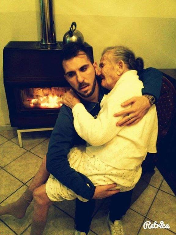 Η φωτογραφία της χρονιάς: Εγγονός και γιαγιά με αλτσχάιμερ συγκλονίζουν (pics)