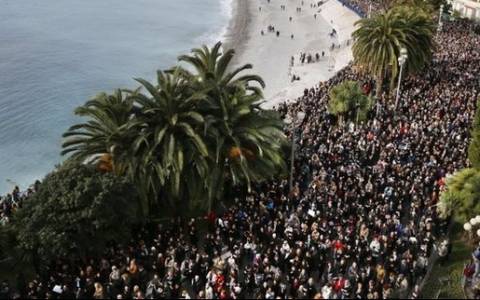 Γαλλία: Εκδηλώσεις μνήμης ενώ ο κίνδυνος δεν έχει απομακρυνθεί