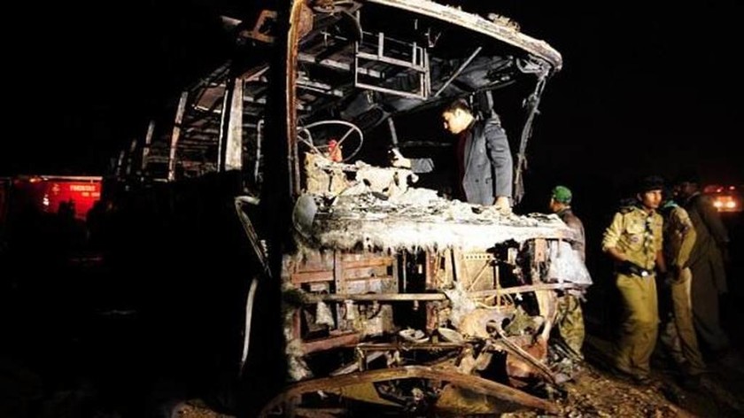 Πακιστάν: Σύγκρουση λεωφορείου-βυτιοφόρου με τουλάχιστον 57 νεκρούς (pics)