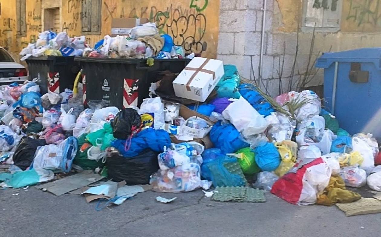 Λόφους σχηματίζουν τα σκουπίδια στην Τρίπολη