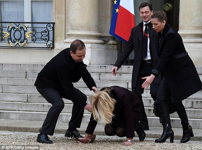 Γαλλία: Η… τούμπα της Δανής πρωθυπουργού στο Μέγαρο των Ηλυσίων (video)