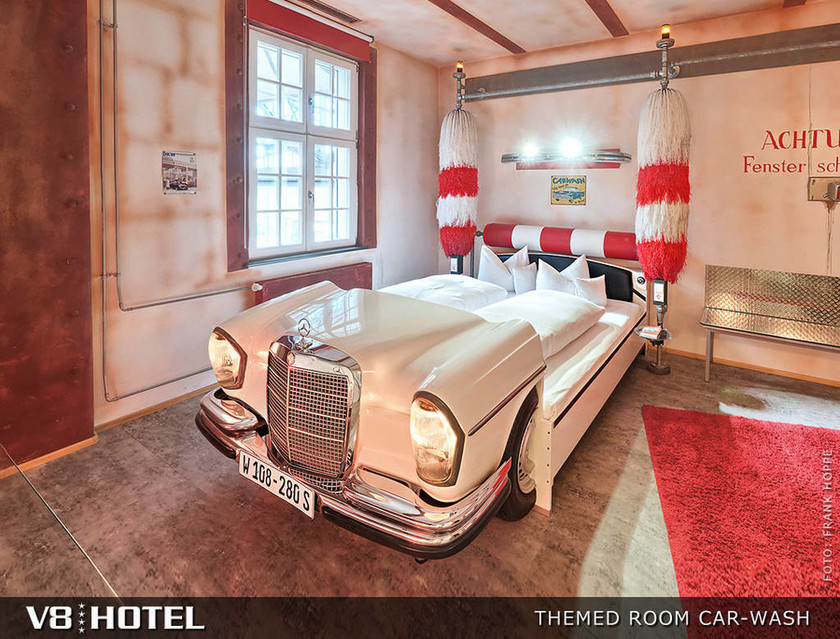Κοιμήσου σε μια Porche. V8 Hotel στη Γερμανία