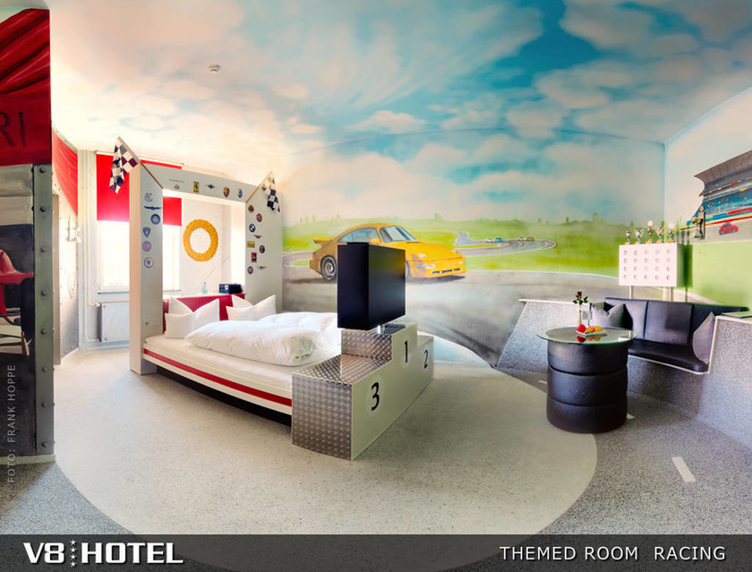 Κοιμήσου σε μια Porche. V8 Hotel στη Γερμανία