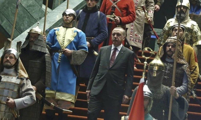 Τουρκία: «Αυτοκρατορική» φρουρά για την υποδοχή Αμπάς (photos)