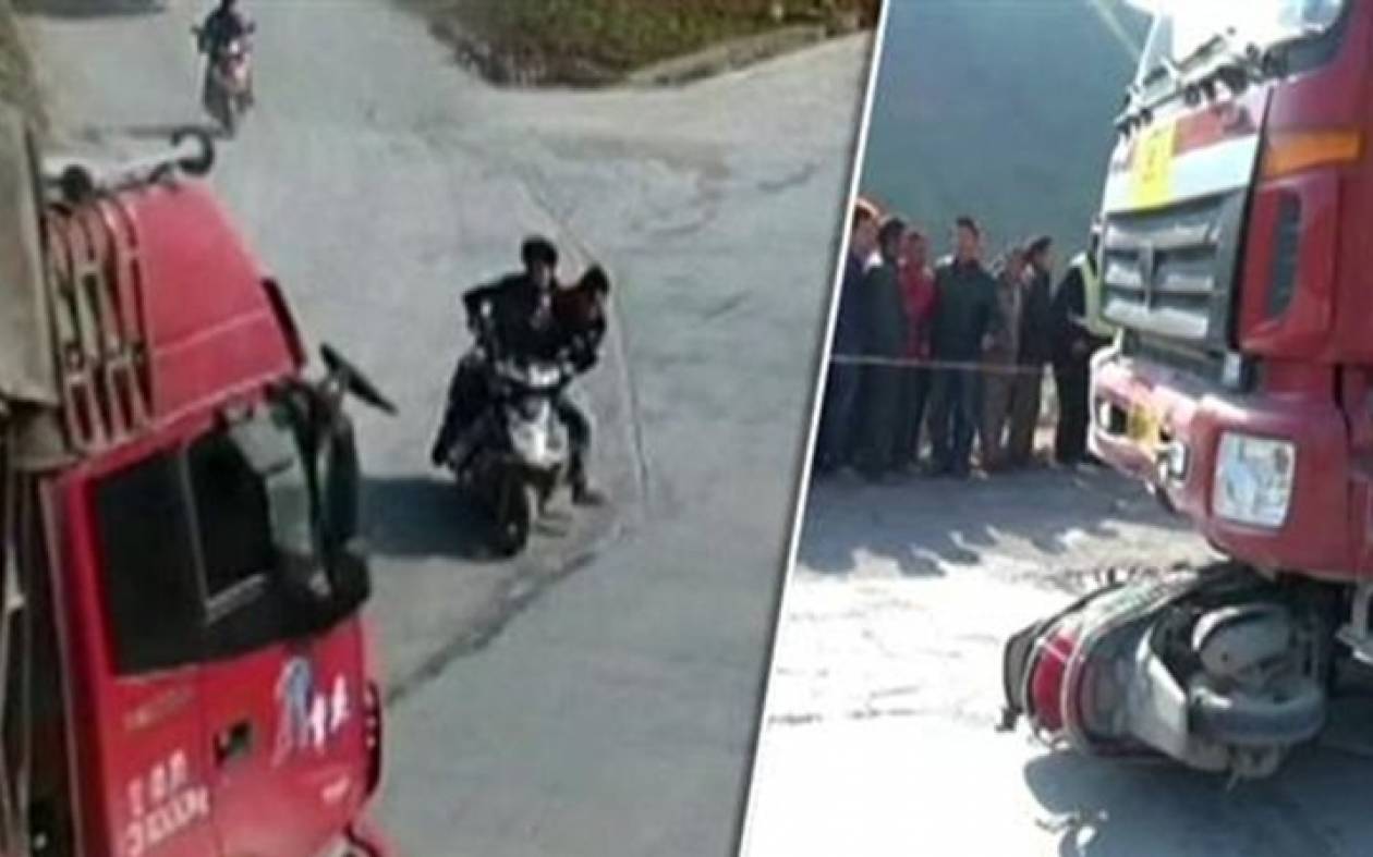 Τρομακτικό δυστύχημα στην Κίνα: Φορτηγό παρέσυρε σκούτερ