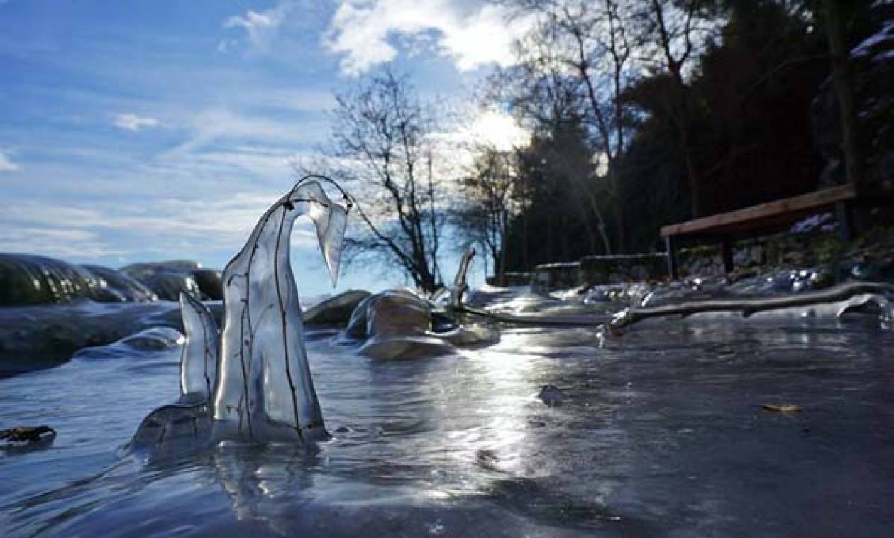 Η παγωμένη λίμνη της Καστοριάς, όπως δεν την έχετε ξαναδεί (video)