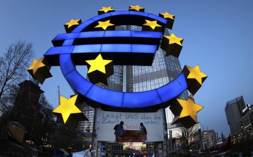 Bloomberg: Απειλεί με διακοπή χρηματοδότησης των ελληνικών τραπεζών η ΕΚΤ