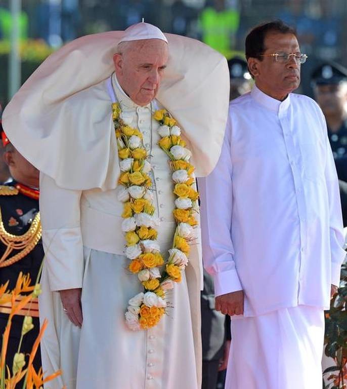 Πάπας: Τον πήρε και... του σήκωσε (photos)