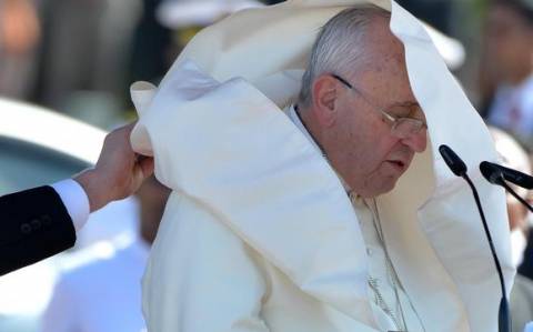 Πάπας: Τον πήρε και... του σήκωσε (photos)