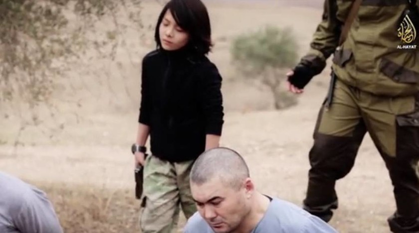 Νέο βίντεο – σοκ του ΙΚ: 10χρονος τζιχαντιστής εκτελεί δύο Ρώσους!