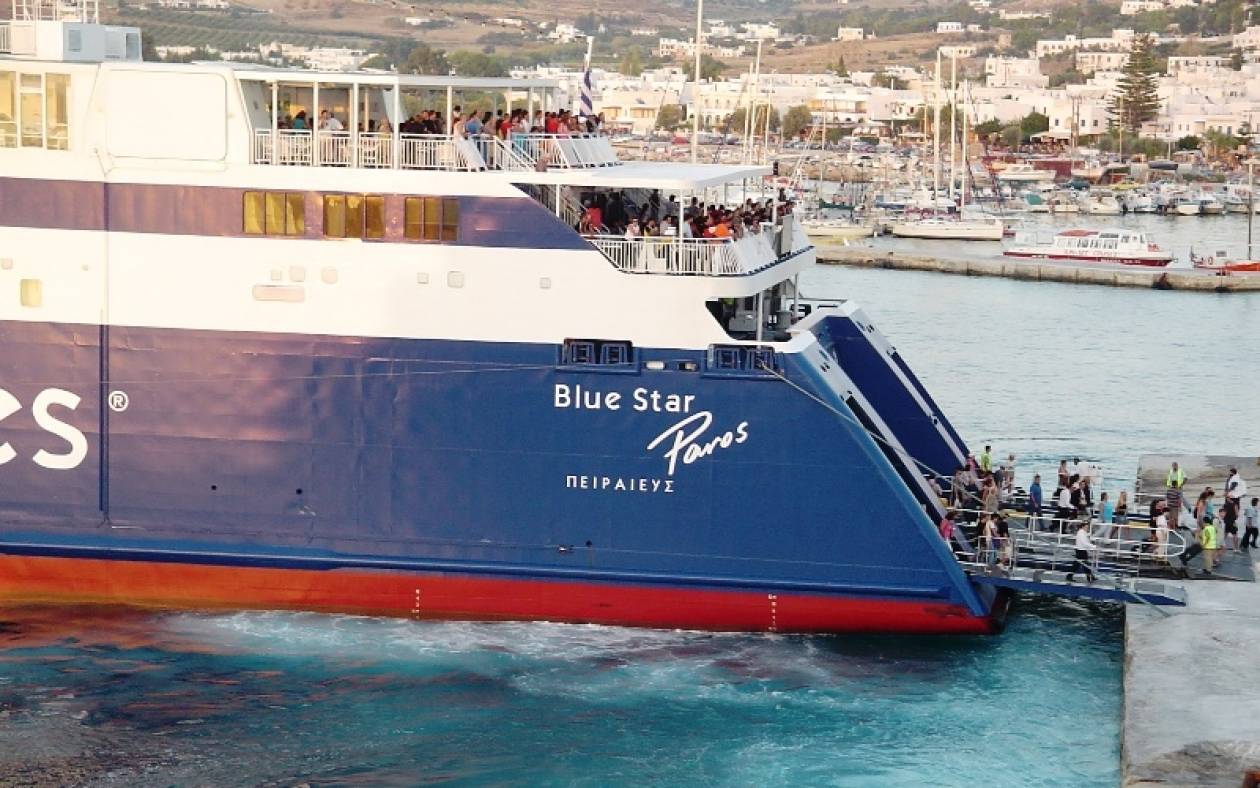 «Μάχη» με τα κύματα του Blue Star Paros για να «δέσει» σε λιμάνι