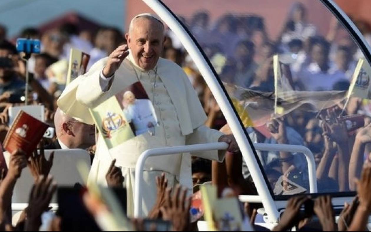 «Πολύχρωμη» αγιοποίηση από τον Πάπα στη Σρι Λάνκα (photos)
