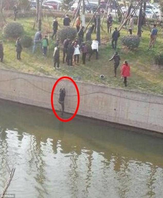 Ήρωας έπεσε στο ποτάμι για να τη σώσει και μετά τον... ξέχασαν