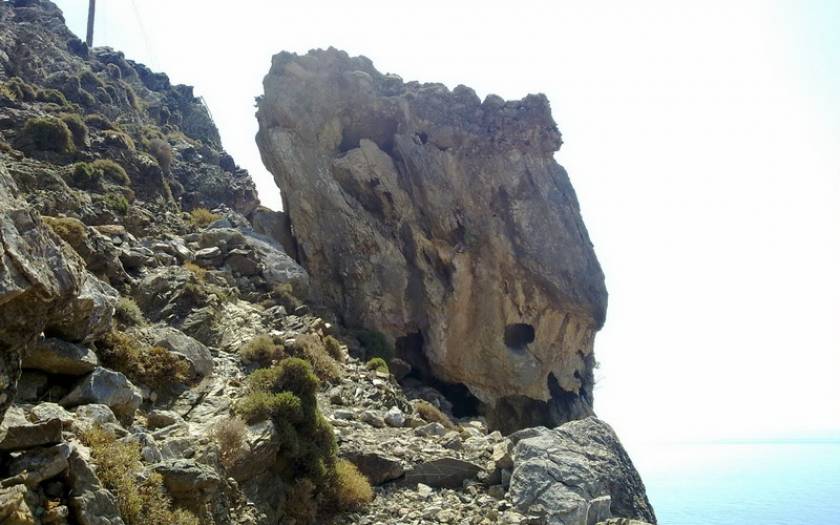 Βράχος στον… αέρα, απειλεί σπίτι στο Ανατολικό Σέλινο Χανίων