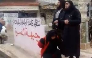 Συρία: Ισλαμιστές εκτελούν γυναίκα κατηγορούμενη για μοιχεία (video)