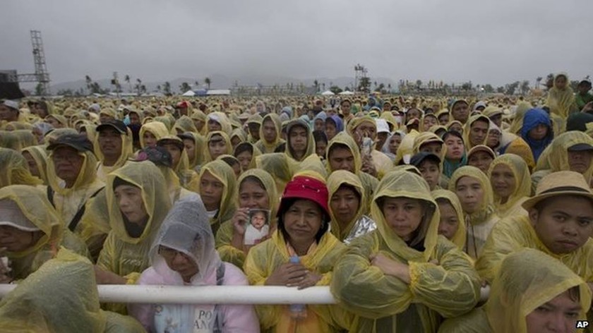 Φιλιππίνες: Τροπική καταιγίδα «έδιωξε» τον Πάπα από το Τακλομπάν (pics)