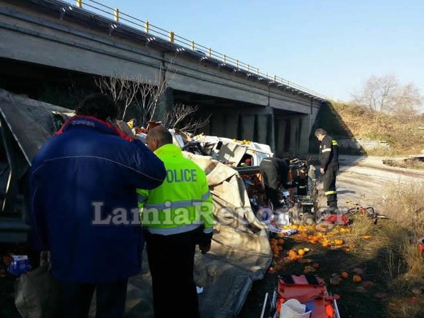 Νταλίκα έπεσε από γέφυρα στην εθνική οδό 