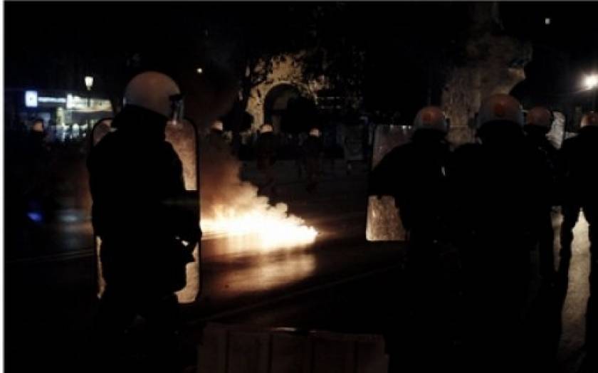 Άγνωστοι πέταξαν βόμβες μολότοφ σε Α.Τ. στη Θεσσαλονίκη