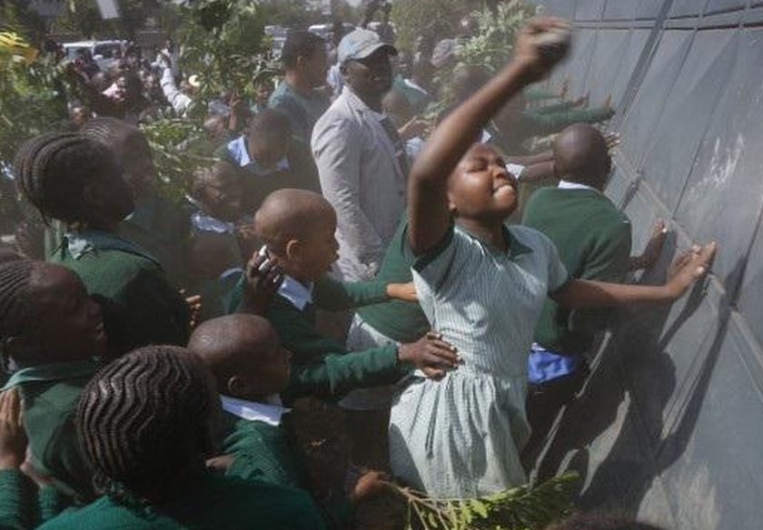 Κένυα: Αστυνομικοί επιτέθηκαν με δακρυγόνα σε μαθητές δημοτικού! (pics&vid)