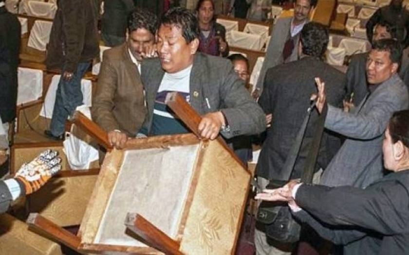 Αγριο ξύλο στη Βουλή του Νεπάλ (video-pics)
