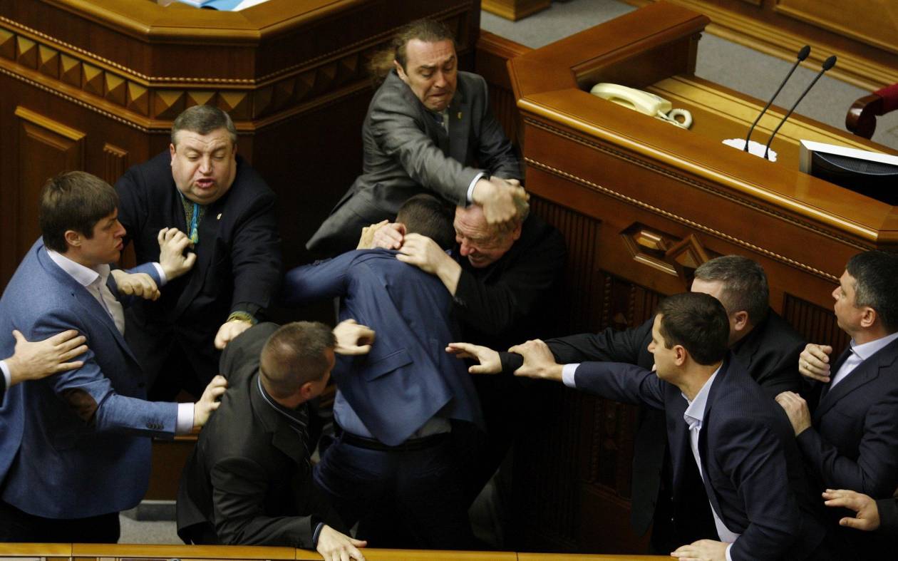 Ουκρανία: Στα χέρια ήρθαν οι βουλευτές - Ρινγκ το κοινοβούλιο – (video)