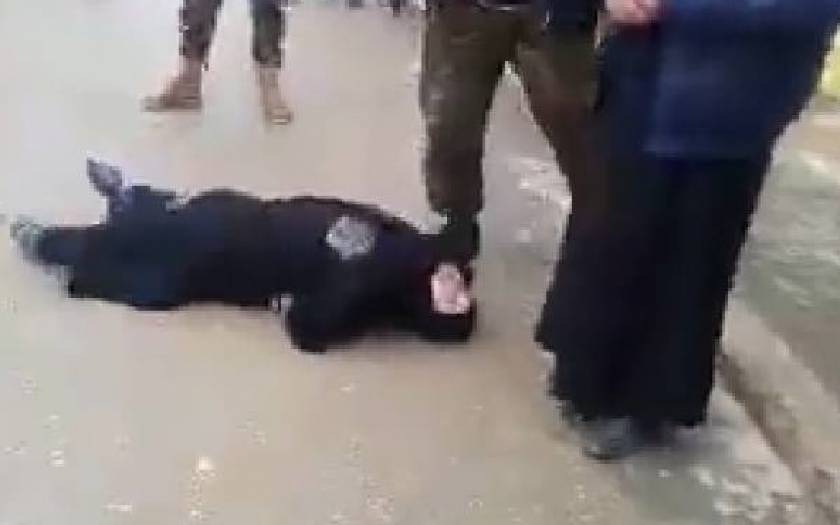 Συρία: Εκτέλεση γυναίκας για μοιχεία (σκληρό video)