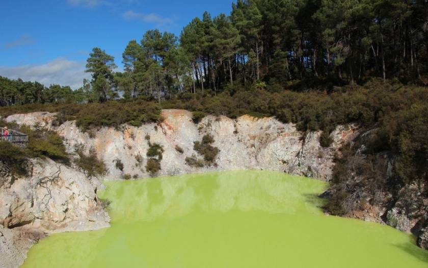«Το Μπάνιο του Διαβόλου»: Η πιο περίεργη λίμνη της Νέας Ζηλανδίας