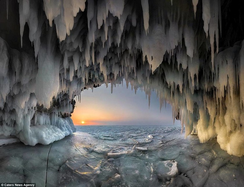 Εκπληκτικές εικόνες από την παγωμένη λίμνη Βαϊκάλη