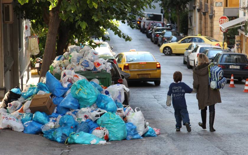 Τρίπολη: Παρά την έκτακτη ανάγκη τα σκουπίδια παραμένουν στο δρόμο