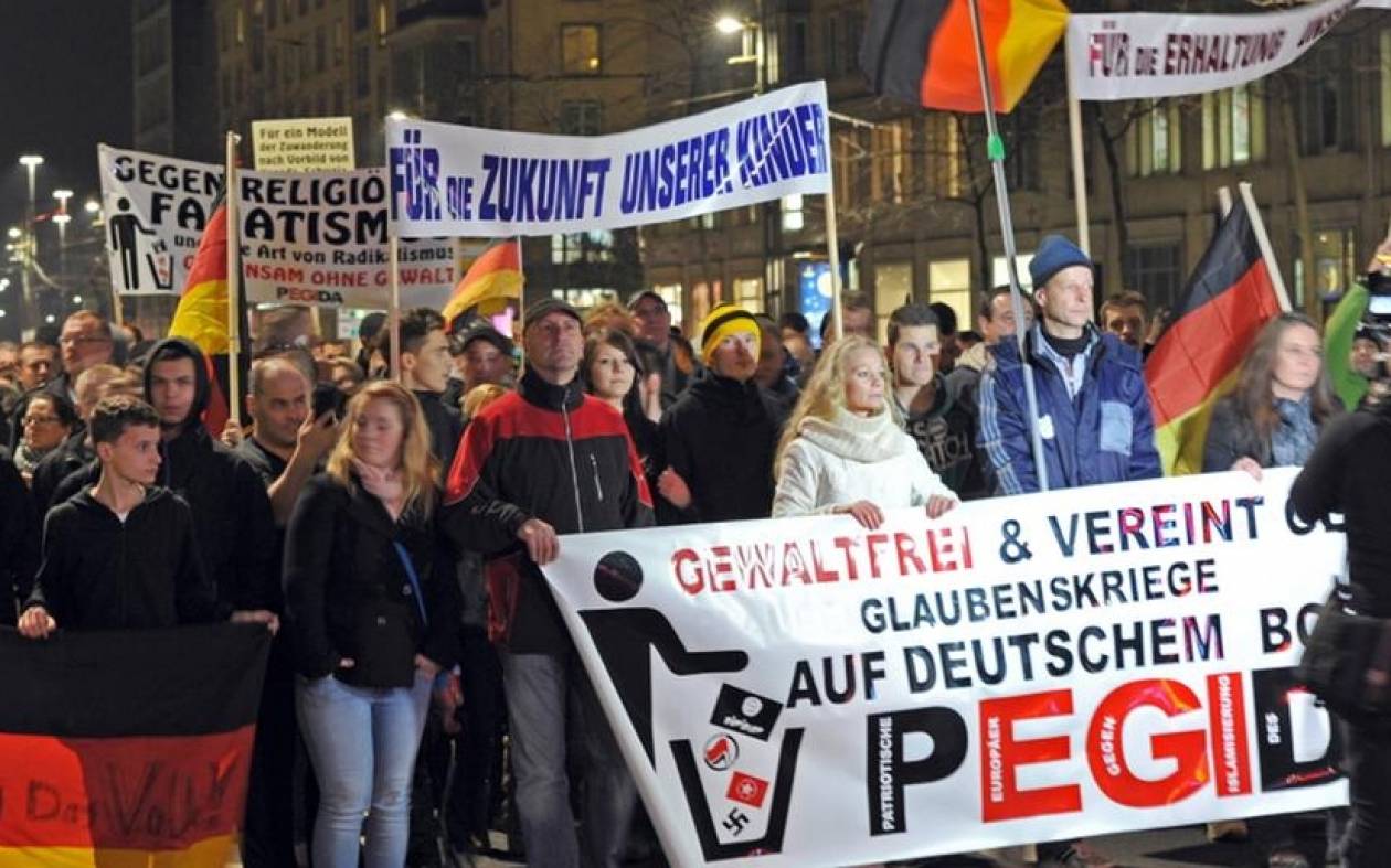 Σάλος στη Γερμανία: Ως άλλος Χίτλερ ποζάρει ο επικεφαλής του Pegida (photo)