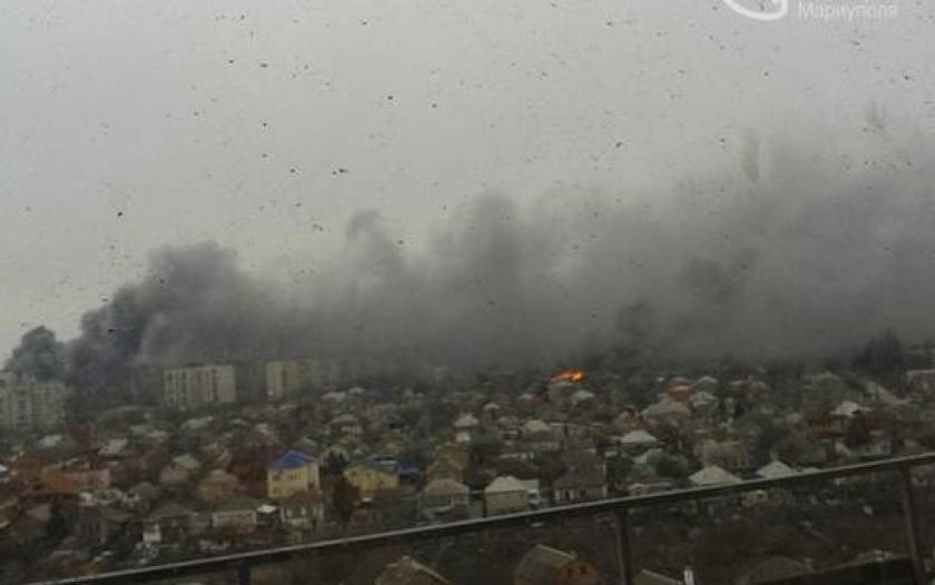 Δέκα νεκροί και πολλοί τραυματίες από βομβαρδισμό αγοράς στη Μαριούπολη (pics)