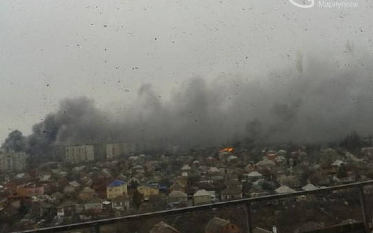 Δέκα νεκροί και πολλοί τραυματίες από βομβαρδισμό αγοράς στη Μαριούπολη (pics)